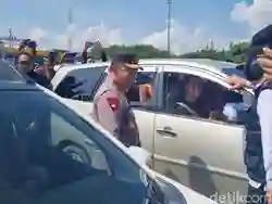 Kapolri Sapa dan Beri Bingkisan kepada Pemudik di Tol Kalikangkung