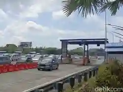 Lalu Lintas Padat di Tol Semarang-Solo, One Way Lokal Berlaku dari Km 459 hingga Km 419
