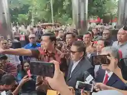 Momen Hasto Tiba di Gedung KPK, Jalani Pemeriksaan Sebagai Tersangka